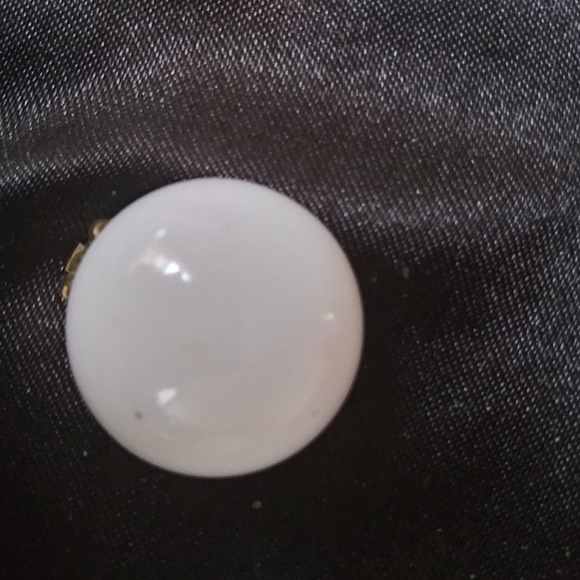 Vintage large white circle gold clipon earrings - Picture 3 of 6